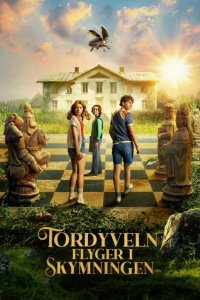 Навозный жук летает в сумерках